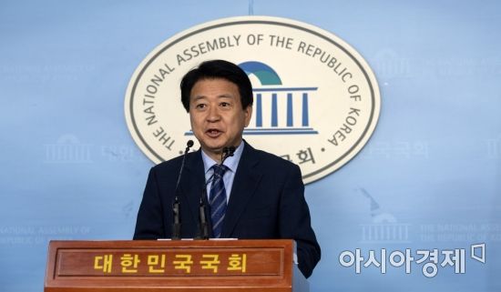 노웅래 더불어민주당 의원이 30일 국회에서 원내대표 출마 기자회견을 갖고 있다. 더불어민주당은 다음달 8일 원내대표를 뽑는다. 후보로는 노 의원을 비롯해, 이인영, 김태년 의원으로 치러질 전망이다./윤동주 기자 doso7@