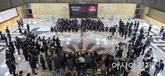 황교안 자유한국당 대표와 나경원 원내대표 등 소속 의원들이 24일 국회 본회의장 앞 로덴더홀에서 열린 비상의원총회에서 '여야4당이 합의한 공직선거법, 공수처법 개정안 등에 대한 패스트트랙 철회'를 요구하는 구호를 외치고 있다./윤동주 기자 doso7@