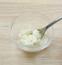 3. 크림치즈 200g은 미리 실온에 꺼내 부드럽게 만든다.