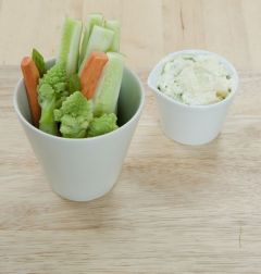 6. 소스 볼에 크림치즈를 담고 생채소를 곁들인다.