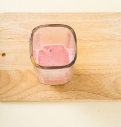 2. 믹서에 냉동 딸기, 바나나, 우유, 아가베시럽을 넣어 간다.