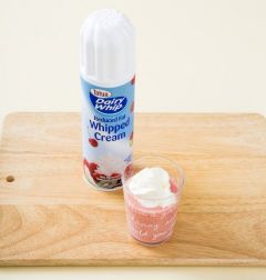 3. 딸기 바나나주스를 컵에 담고 생크림을 얹는다.