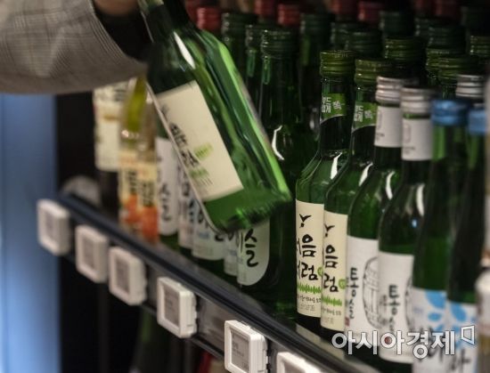서울 시내의 한 주류판매점에서 한 소비자가 소주를 고르고 있다./윤동주 기자 doso7@