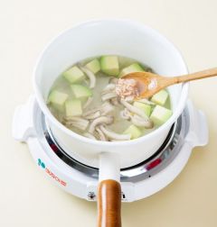 3. 한소끔 끓으면 애느타리버섯, 새우젓을 넣어 5분 정도 끓인다.