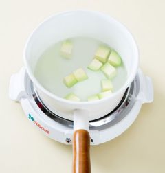 2. 냄비에 물을 2컵을 넣고 끓여 팔팔 끓으면 애호박을 넣는다.