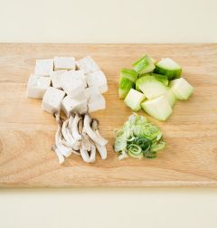 1. 두부와 애호박은 먹기 좋은 크기로 썬다. 애느타리버섯은 뿌리를 잘라내고 대파는 송송 썬다.