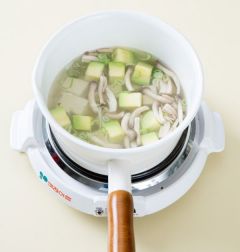 4. 애호박이 익으면 두부, 대파, 다진 마늘을 넣고 소금과 후춧가루로 간하여 3분 정도 끓인다.