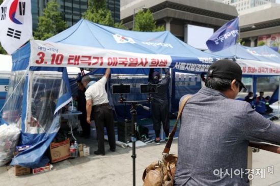 12일 서울 종로구 광화문광장에 대한애국당의 천막이 불법 설치돼 있다. 서울시는 대한애국당에 13일 오후 8시까지 천막 철거를 요구하는 행정대집행 계고장을 전달했다. 이 기간까지 대한애국당이 자진철거하지 않을 경우 강제철거가 가능해진다. 시는 광장 무단 사용에 따른 변상금도 부과할 방침이다. /문호남 기자 munonam@