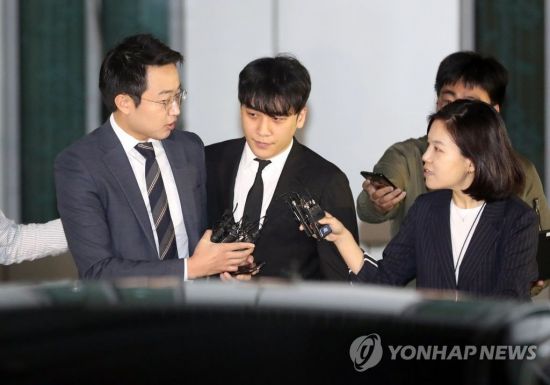 구속영장이 기각된 그룹 빅뱅 전 멤버 승리(29·본명 이승현)가14일 밤 서울 중랑경찰서를 나서며 취재진의 질문을 받고 있다.사진=연합뉴스