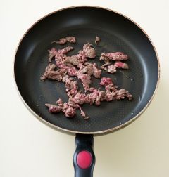 2. 팬에 식용유를 두르고 쇠고기를 넣어 센 불에서 2분 정도 볶는다.