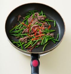 4. 홍고추를 넣고 섞은 다음 통깨를 뿌린다.