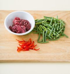 1. 쇠고기는 채 썬다. 마늘종은 4cm 길이로 썰고 홍고추는 어슷하게 채 썬다.
(Tip 쇠고기는 불고기감으로 준비 해 사용한다.)