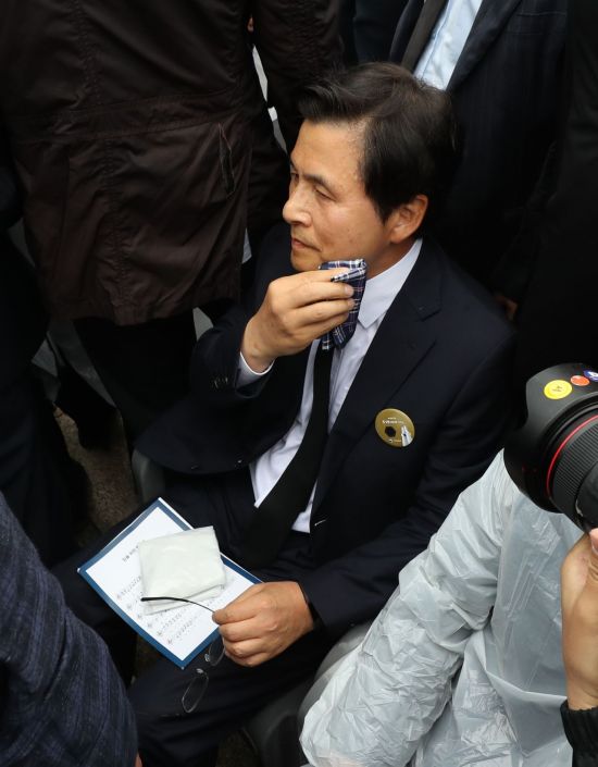 자유한국당 황교안 대표가  18일 오전 광주 북구 국립 5·18민주묘지에서 열리는 제39주년 5·18민주화운동 기념식에 시민들의 항의를 받으며 참석한 뒤 땀을 닦고 있다. [이미지출처=연합뉴스]