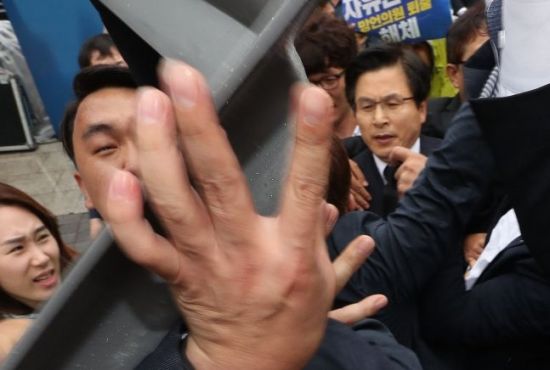 황교안 대표에게 의자를 집어 던지려는 시민 / 사진 = 연합뉴스