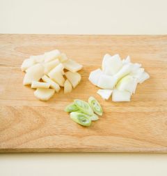 2. 감자와 양파는 한입 크기로 썬다. 대파는 어슷하게 썬다.