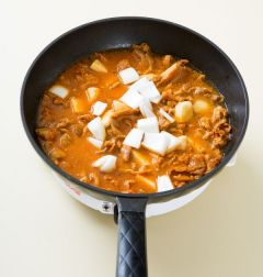 4. 돼지고기와 감자가 어느 정도 익으면 양파를 넣어 3분 정도 더 끓인 다음 대파를 넣고 한소끔 더 끓인다.