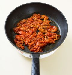 3. 냄비에 식용유를 두르고 양념한 돼지고기를 넣어 2분 정도 볶다가 감자를 넣어 1분 정도 더 볶는다. 물 2컵을 넣어 10분 정도 끓인다.