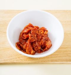 1. 돼지고기는 먹기 좋게 썬다. 분량의 돼지고기 양념장 재료를 섞어 돼지고기에 버무려 5분 정도 재운다.
  (Tip 돼지고기는 목살이나 앞다리살 등의 부위가 적당하다.)