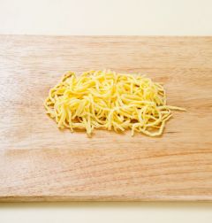 3. 달걀은 곱게 풀어 소금과 후춧가루로 간하여 지단을 부쳐 채 썬다.