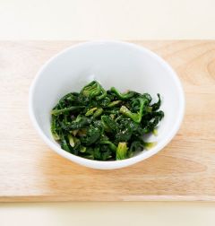 4. 시금치는 깨끗하게 손질하여 살짝 데쳐서 소금과 참기름에 무친다.
(Tip. 시금치대신 오이를 볶아서 넣어도 된다.)