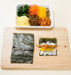 6. 접시에 볶은 김치, 멸치볶음, 우엉조림, 당근, 단무지, 지단, 시금치 무침, 김을 먹음직스럽게 담고 밥과 함께 준비한다.