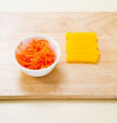 2. 단무지와 당근은 채 썬다. 팬에 식용유를 두르고 당근을 넣어 살짝 볶는다.