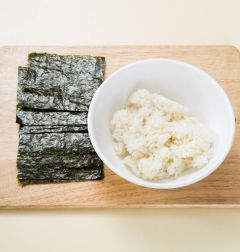 5. 김은 4등분 하고 따끈한 밥에 소금과 참기름을 넣어 잘 섞는다.