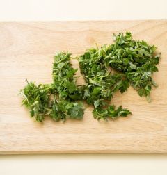 2.쑥은 다듬어 씻어 먹기 좋게 썬다.