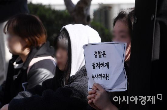 '알몸남' 사건을 계기로 서울 성북구 동덕여대 본관 앞에서 열린 '안전한 동덕여대를 위한 민주동덕인 필리버스터'에서 학생들이 참가자 발언을 듣고 있는 모습./김현민 기자 kimhyun81@