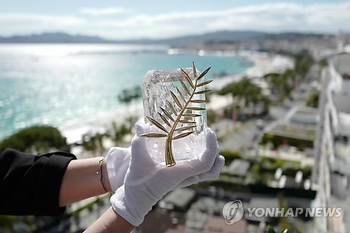 제72회 칸국제영화제의 '황금종려상' 트로피가 13일(현지시간) 프랑스 칸에서 바다를 배경으로 공개되고 있다. 올해 칸영화제는 14일부터 25일까지 열린다.사진=연합뉴스