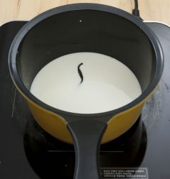1. 냄비에 우유 2컵, 설탕 20g, 바닐라빈을 넣어 끓인다.