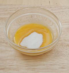 2. 달걀노른자에 설탕을 넣어 골고루 섞는다.