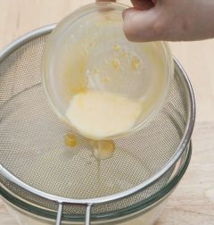 4. ②에 ①을 넣어 섞고 끓인 후 불린 젤라틴을 넣어 녹인 다음 체에 걸러 식힌다.