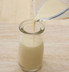 6. 우유 푸딩을 부은 후 냉장고에 넣어 굳힌다.