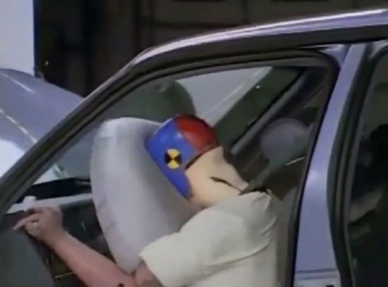 에어백은 안전밸트를 반드시 매야 만 제대로 효과를 발휘합니다. [사진=유튜브 화면캡처]