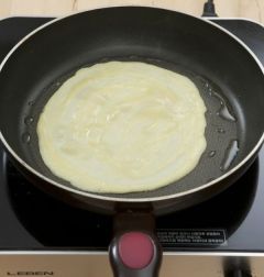 3. 프라이팬에 크레페 반죽을 얇게 부친다.