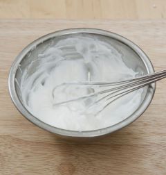 4. 생크림은 거품기로 휘핑한다.