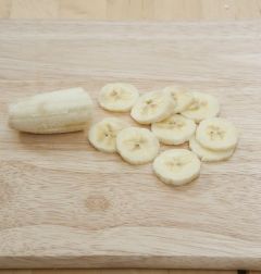 5. 과일은 껍질을 벗겨 먹기 좋은 크기로 썬다.