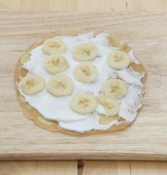 6. 크레페 위에 생크림을 고루 펴 바른 후 과일을 올리고 다시 크레페를 올린다. 같은 방법으로 2~3회 반복하여 켜켜이 쌓아 먹기 좋은 크기로 잘라 접시에 담는다.