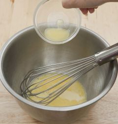 1. 볼에 달걀과 우유 1/2컵, 바닐라 오일, 녹인 버터를 넣고 잘 섞는다.