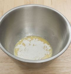 2. ①에 설탕과 소금을 넣어 녹인 후 체에 내린 박력분을 넣고 살살 섞는다.