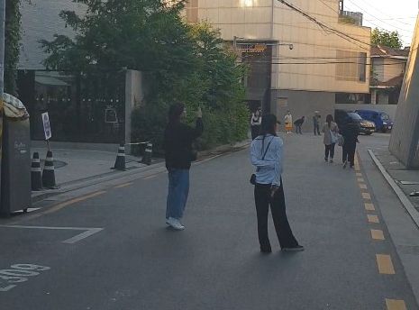 평일 오후 시간대임에도 불구하고 도산공원 주변 골목 곳곳이 행인들로 가득하다. 한동안 사라졌던 중국인과 일본인 관광객들도 일부 눈에 띈다. 사진=차민영 기자