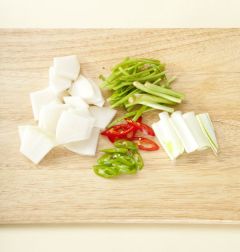 2. 무는 나박하게 썰고 풋고추와 홍고추는 어슷하게 썬다. 미나리는 다듬어 먹기 좋게 썰고 대파는 굵게 채 썬다.