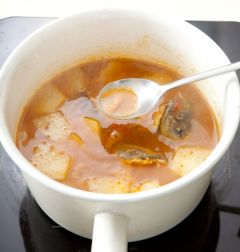 4. 국물이 끓으면 중간 불로 줄이고 뜨는 거품을 걷어내며 10분 정도 끓인다. 미나리, 대파, 풋고추, 홍고추를 넣은 다음 소금과 후춧가루로 간을 하여 한소끔 더 끓인다.