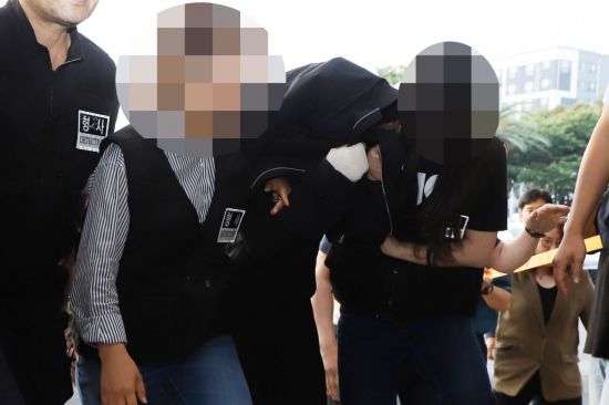 제주시의 한 펜션에서 전 남편을 살해한 혐의를 받는고유정(36)이 1일 제주동부경찰서로 호송되고 있다.사진=연합뉴스