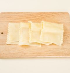 1. 라쟈냐는 끓는 물에 소금을 약간 넣고 5분 정도 삶아 건져 내어 식힌다.