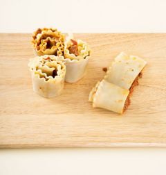 4. 라자냐는 반으로 잘라 미트 소스를 골고루 편 후 라쟈냐를 덮어서 돌돌 말아준다.