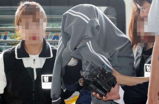 전 남편을 살해하고 시신을 유기한 혐의를 받는고유정이 4일 오전 구속 전 피의자 심문을 받기 위해 제주지방법원으로 들어서고 있다. 사진=연합뉴스