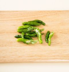 2. 꽈리고추는 꼭지를 떼어내고 큰 것은 반으로 가른다.