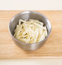 1. 감자는 껍질을 벗기고 일정한 두께로 채 썰어 찬물에 1분 정도 담갔다가 건져 물기를 뺀다.